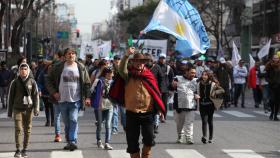 Decenas de miles de argentinos protestan por la situación económica.