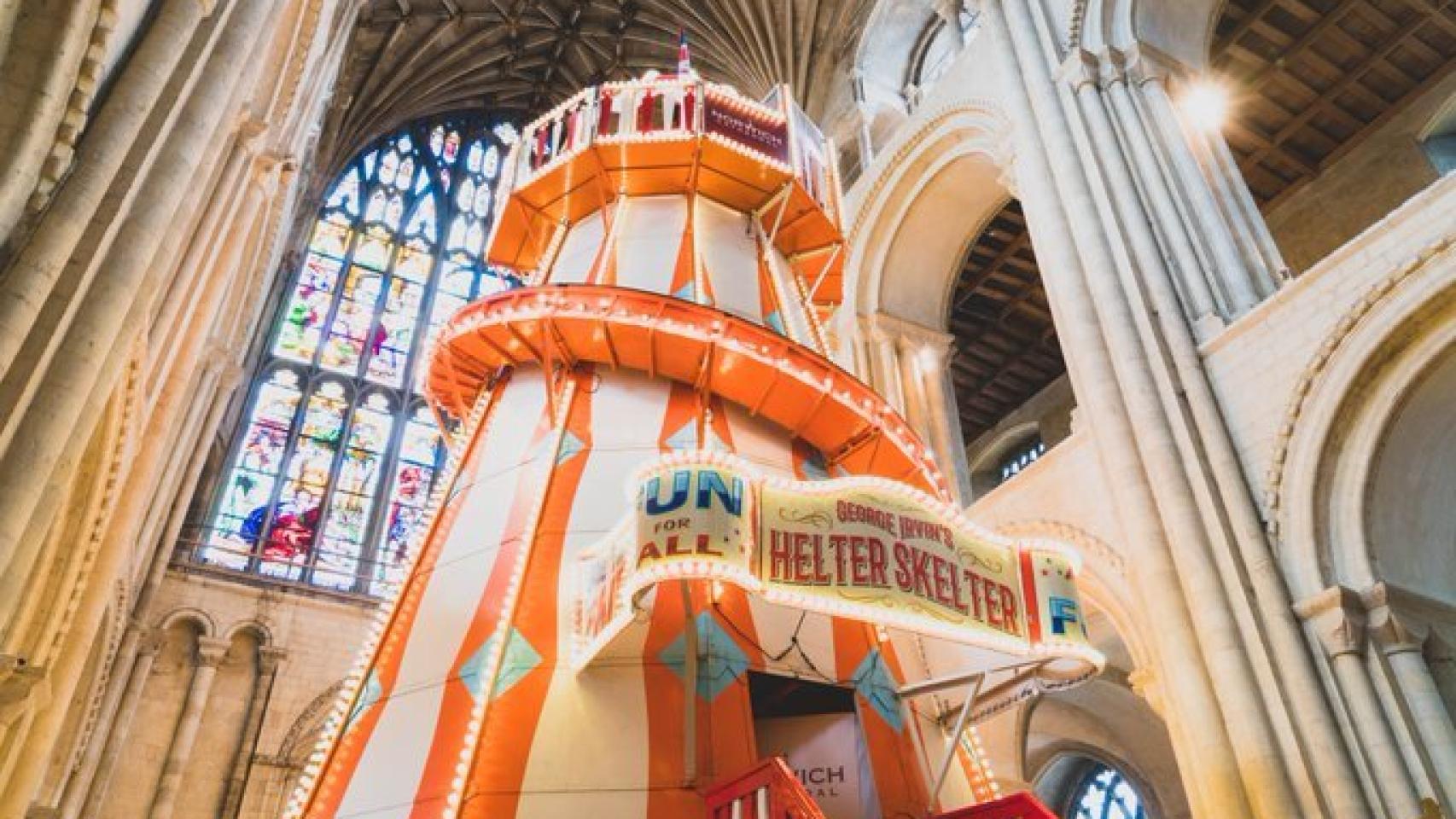 El tobogán en espiral gigante que han colocado en la catedral de Norwich