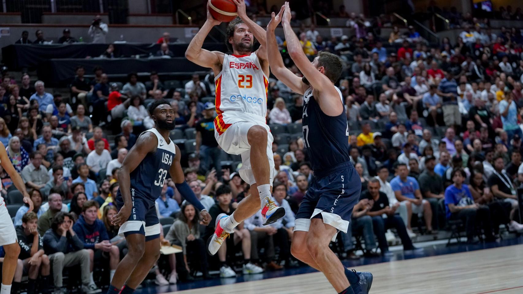 Llull lanza a canasta contra Estados Unidos.