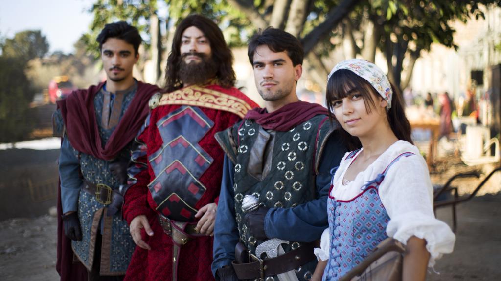 Varios de los actores de Puy du Fou, momentos antes de un ensayo.