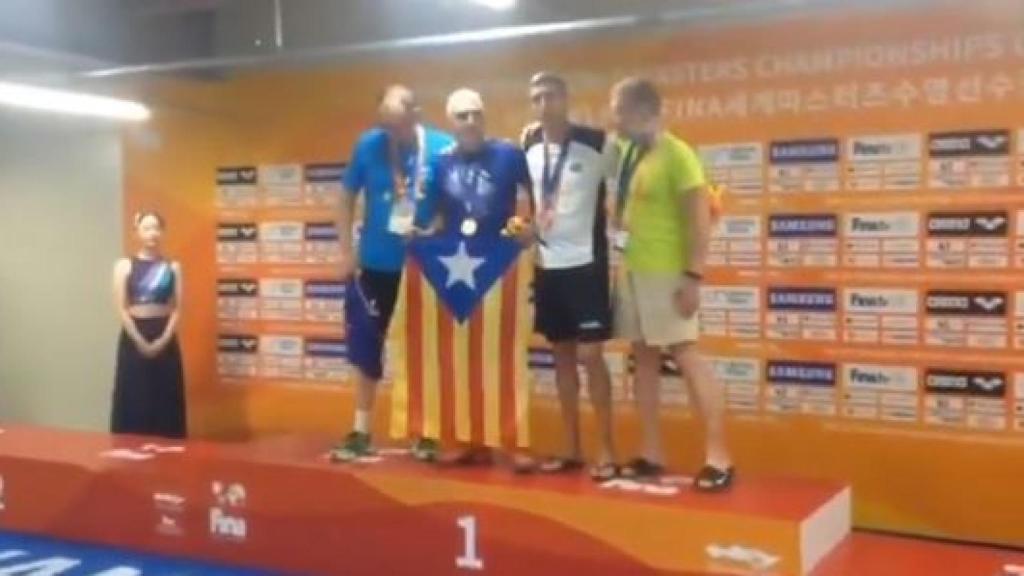 Pere Balcells muestra la estelada en el Mundial de Natación