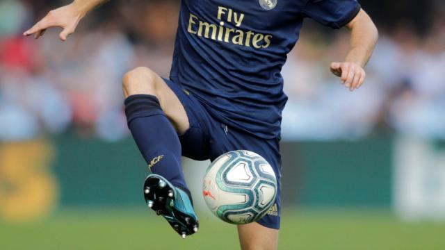 Álvaro Odriozola controlando un balón