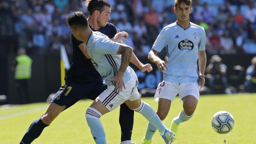 Gareth Bale disputa un balón con el defensa uruguayo del Celta Lucas Olaza