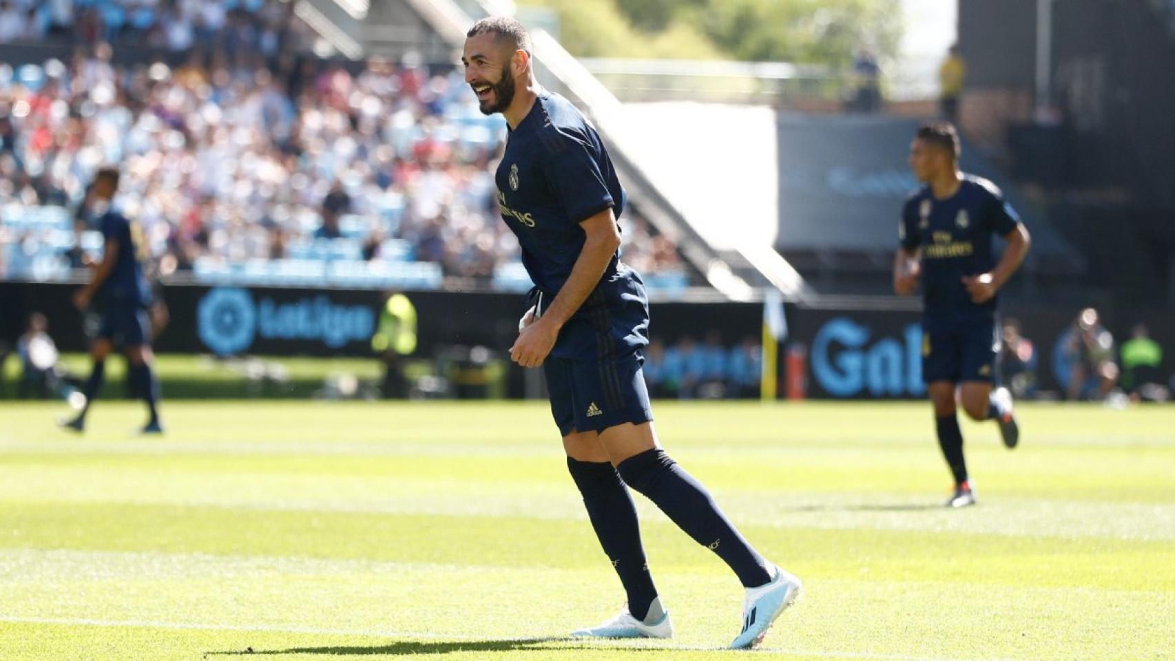 Karim Benzema se prepara para disparar a portería frente al Arsenal