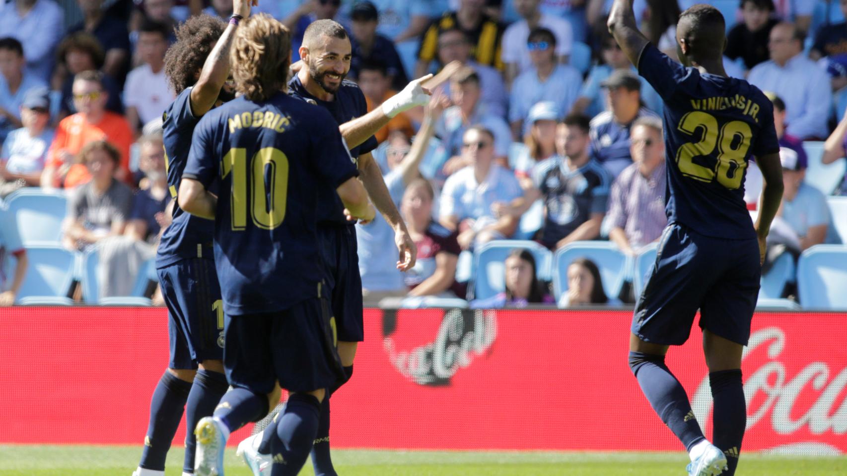 Los jugadores del Real Madrid felicitan a Benzema por su gol ante el Celta