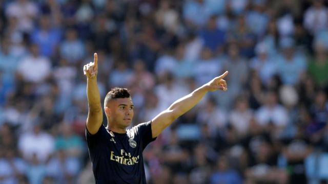 Casemiro da órdenes a sus compañeros durante el partido