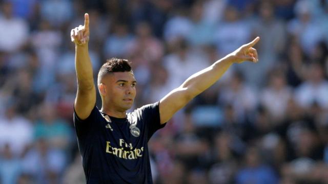 Casemiro da órdenes a sus compañeros durante el partido