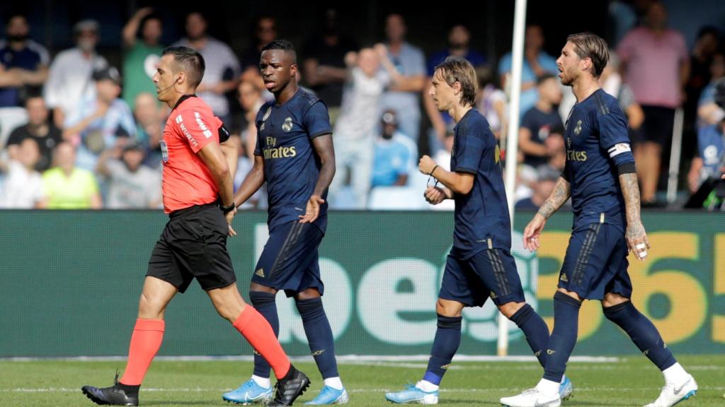 Los jugadores del Real Madrid protestan a Javier Fernandez por la expulsión de Modric