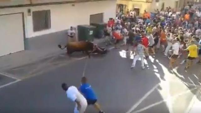 El momento en el que el hombre es corneado por el toro.