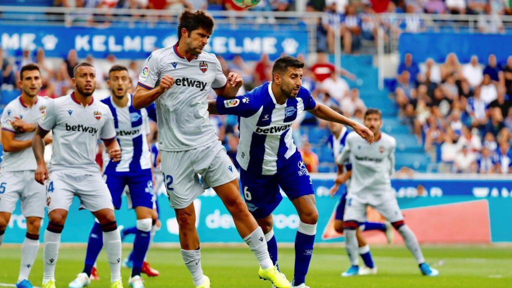 Maripán pelea un balón con Melero en el Alavés - Levante