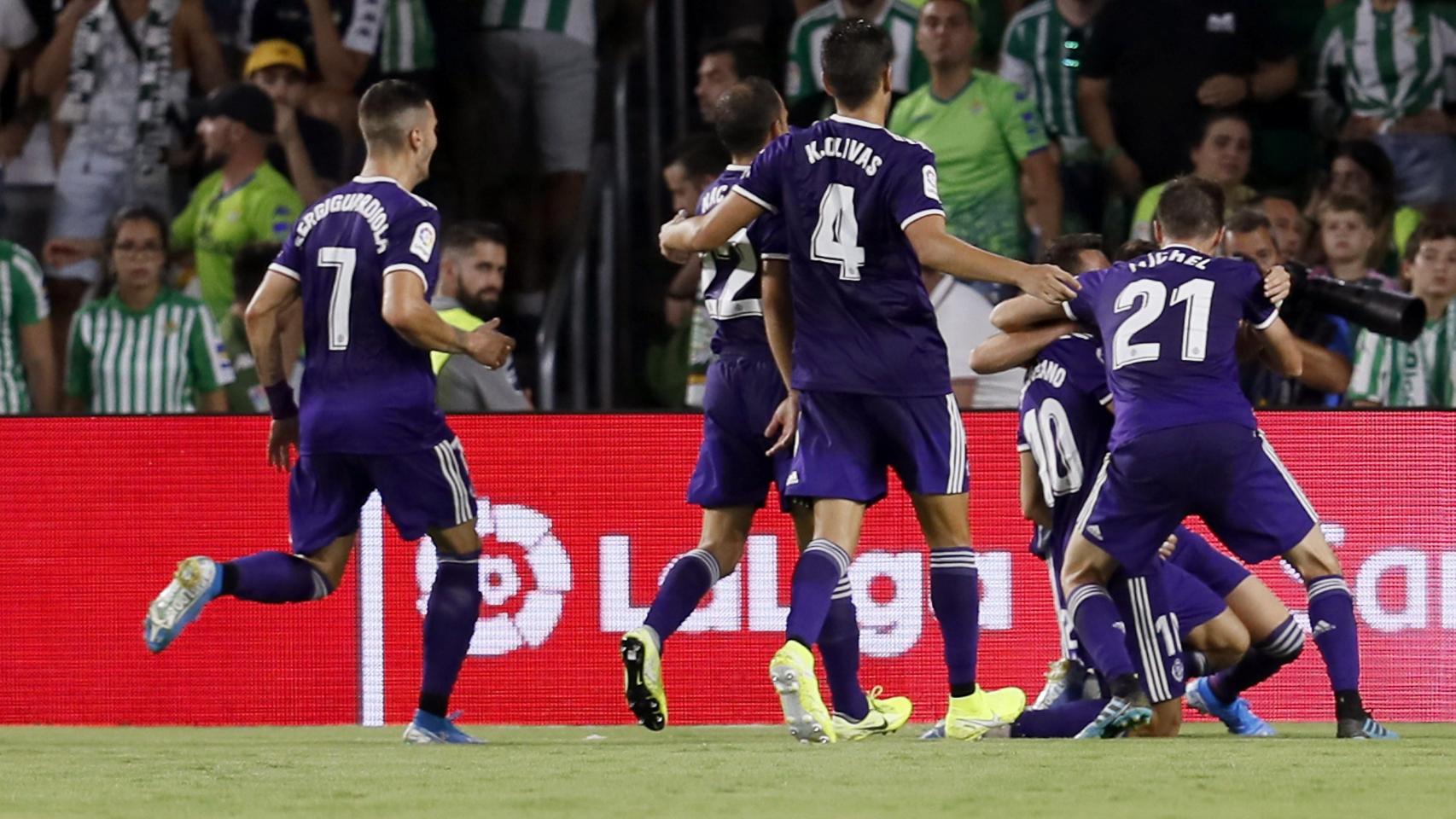 Los jugadores del Valladolid celebran uno de los goles del partido