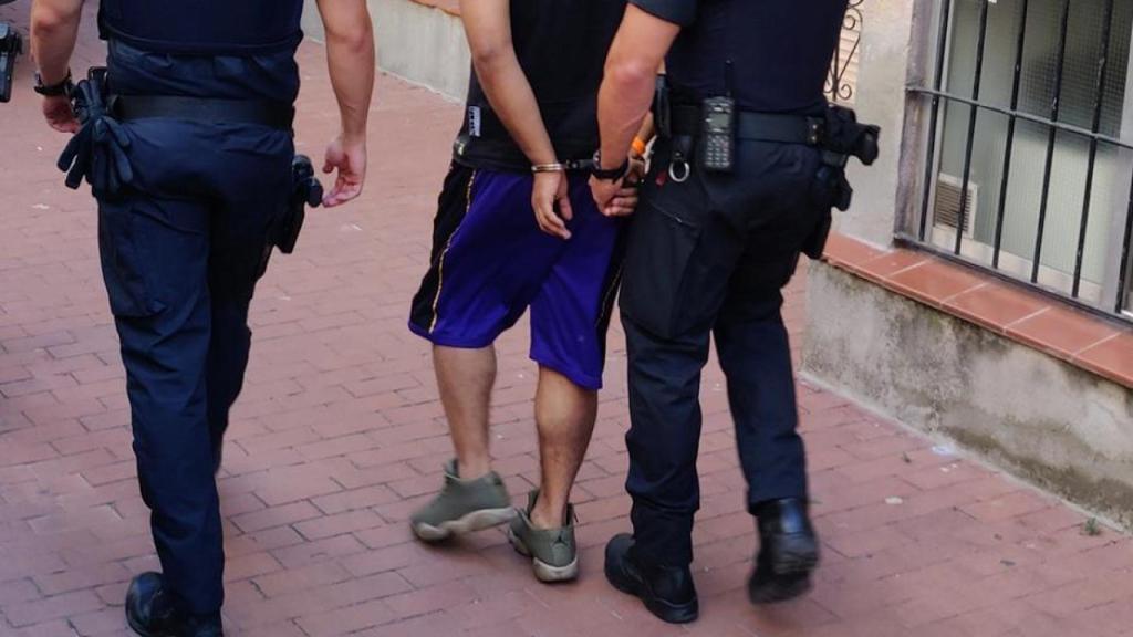 Los Mossos detienen a un sospechoso.