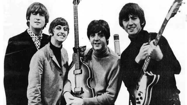 The Beatles en 1965, celebrando el Grammy que ganaron.