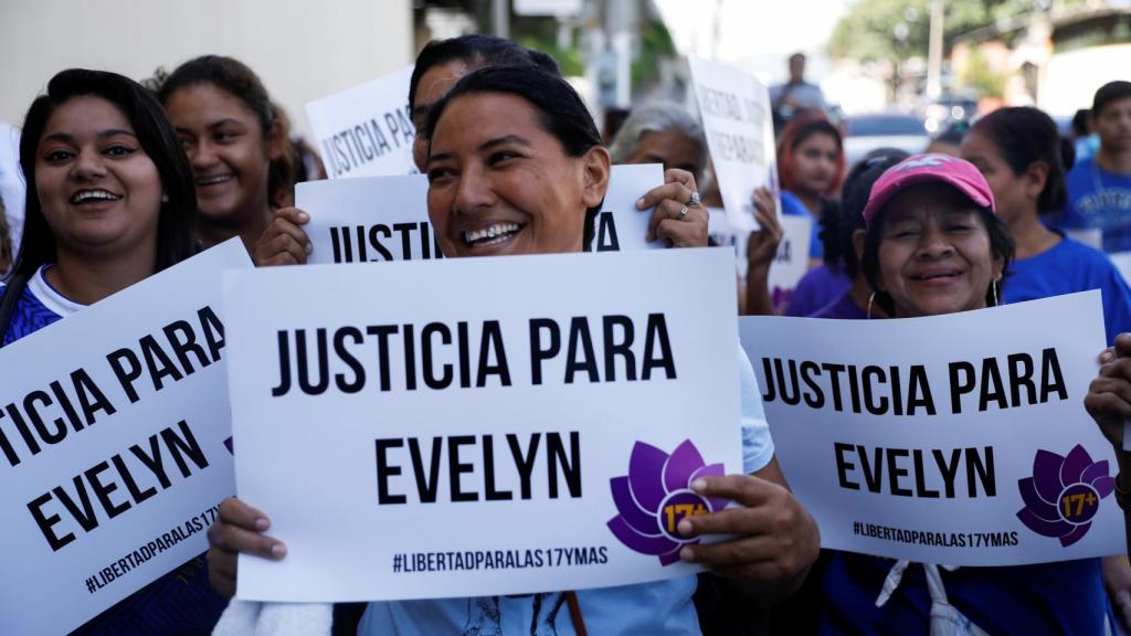 Mujeres salvadoreñas apoyan el caso de Evelyn en la calle