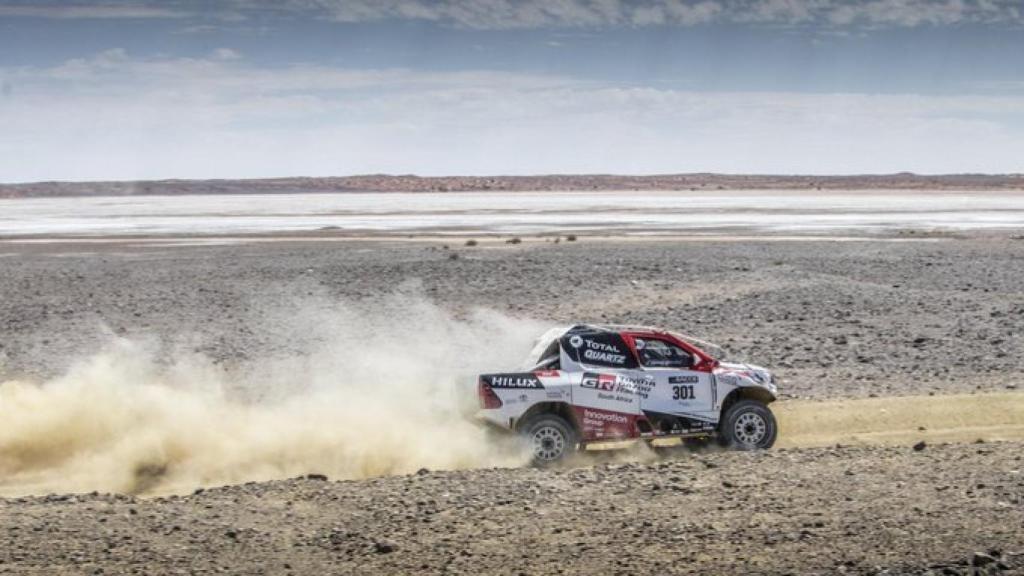 Fernando Alonso probando el Toyota Hilux del Dakar