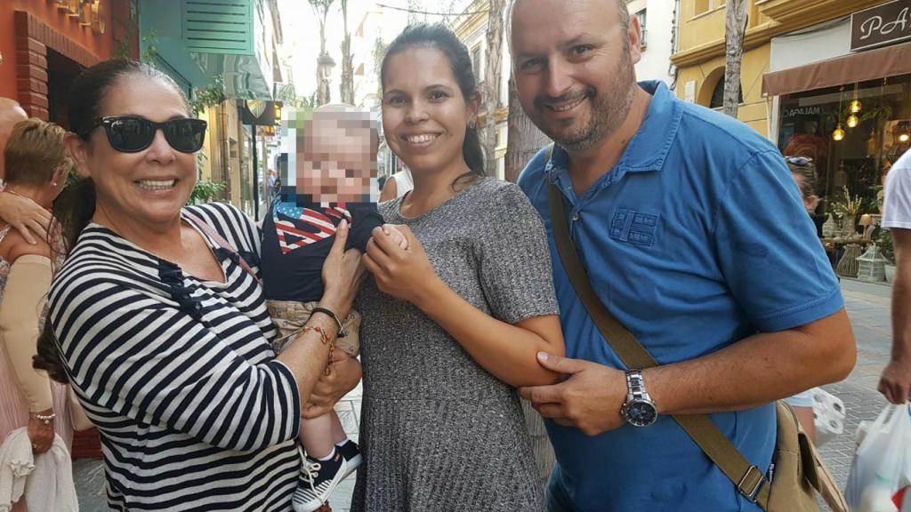 Isabel Pantoja con unos fans por las calles de Fuengirola.