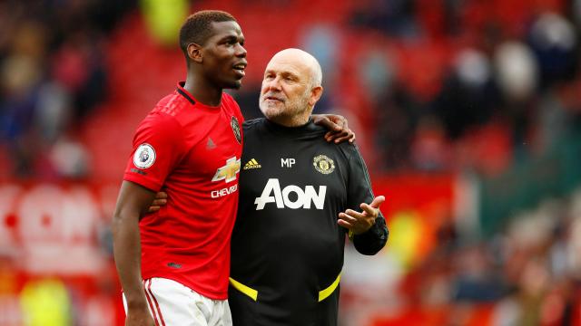 Pogba, junto a un miembro del cuerpo técnico del United