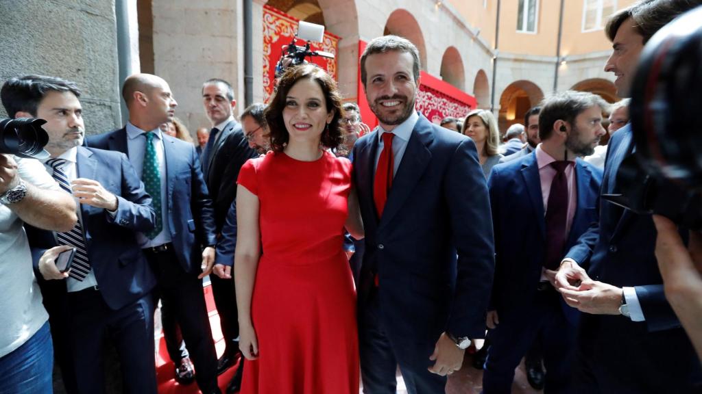 Isabel Díaz Ayuso y Pablo Casado, durante la toma de posesión de la primera. Fue la primera vez del líder con barba.