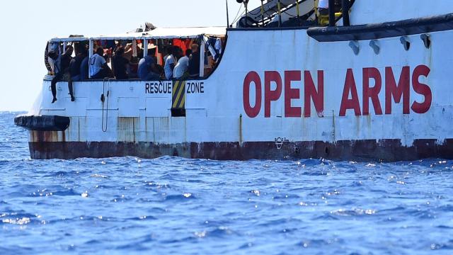 El 'Open Arms' desde la costa de Lampedusa.