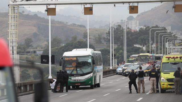 Una rehén se desmaya tras ser liberada del autobús.