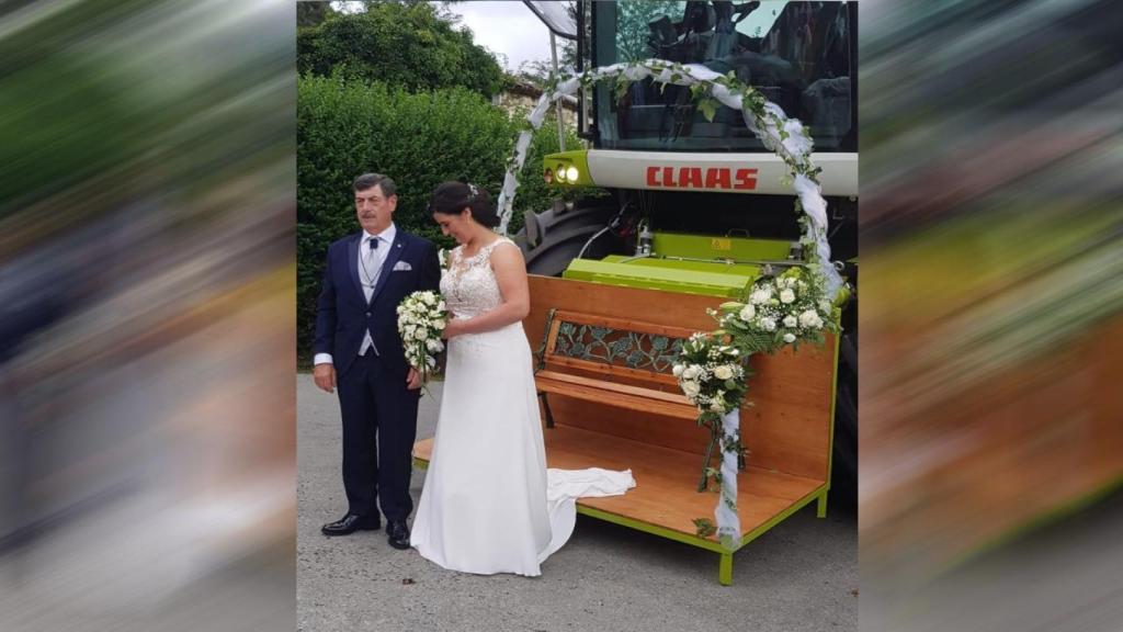 La novia llegando a la ceremonia en uno de los tractores