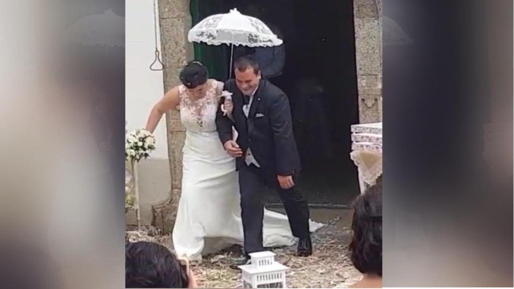 Cristina y Marcos saliendo de la iglesia