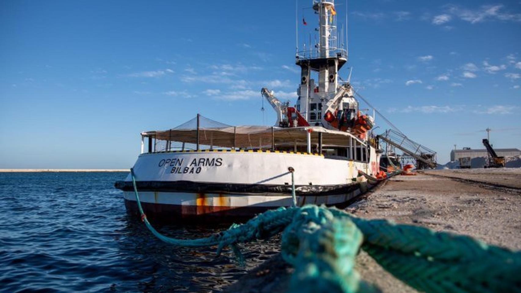 El 'Open Arms' bloqueado en el puerto de Barcelona.