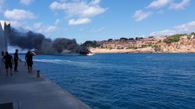 La lancha siniestrada en Port Adriano, en el momento del incendio