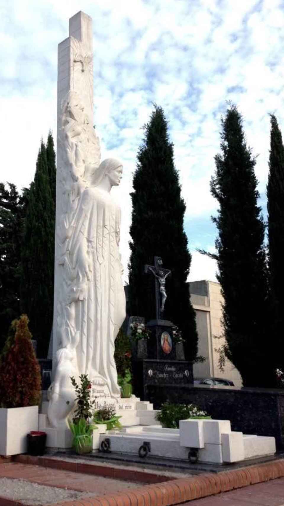 La escultura en la tumba de Blanca, realizada por su padre.
