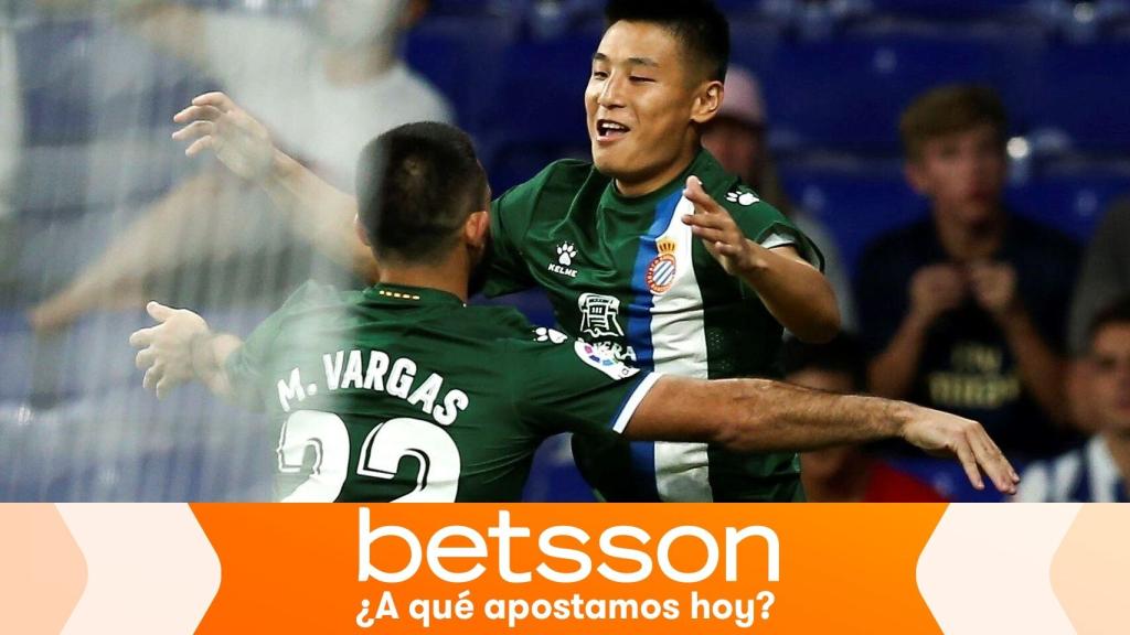 Wu Lei celebra con Vargas un gol del Espanyol