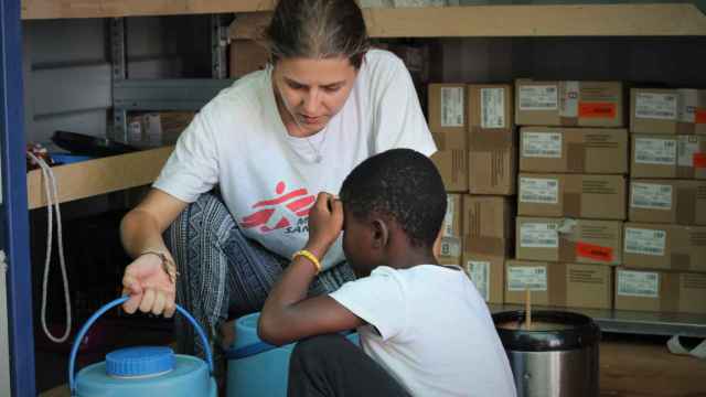 Stefanie, responsable de MSF en el 'Ocean Viking' con un niño rescatado.