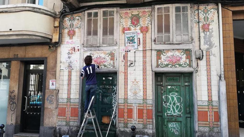 Limpian una histórica fachada del Orzán coruñés y en 24 horas la llenan de carteles