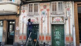 Limpian una histórica fachada del Orzán coruñés y en 24 horas la llenan de carteles