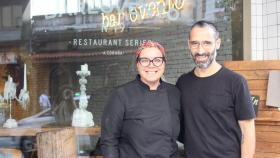 Luis Rodríguez posa junto a una de las cocineras del Barlovento