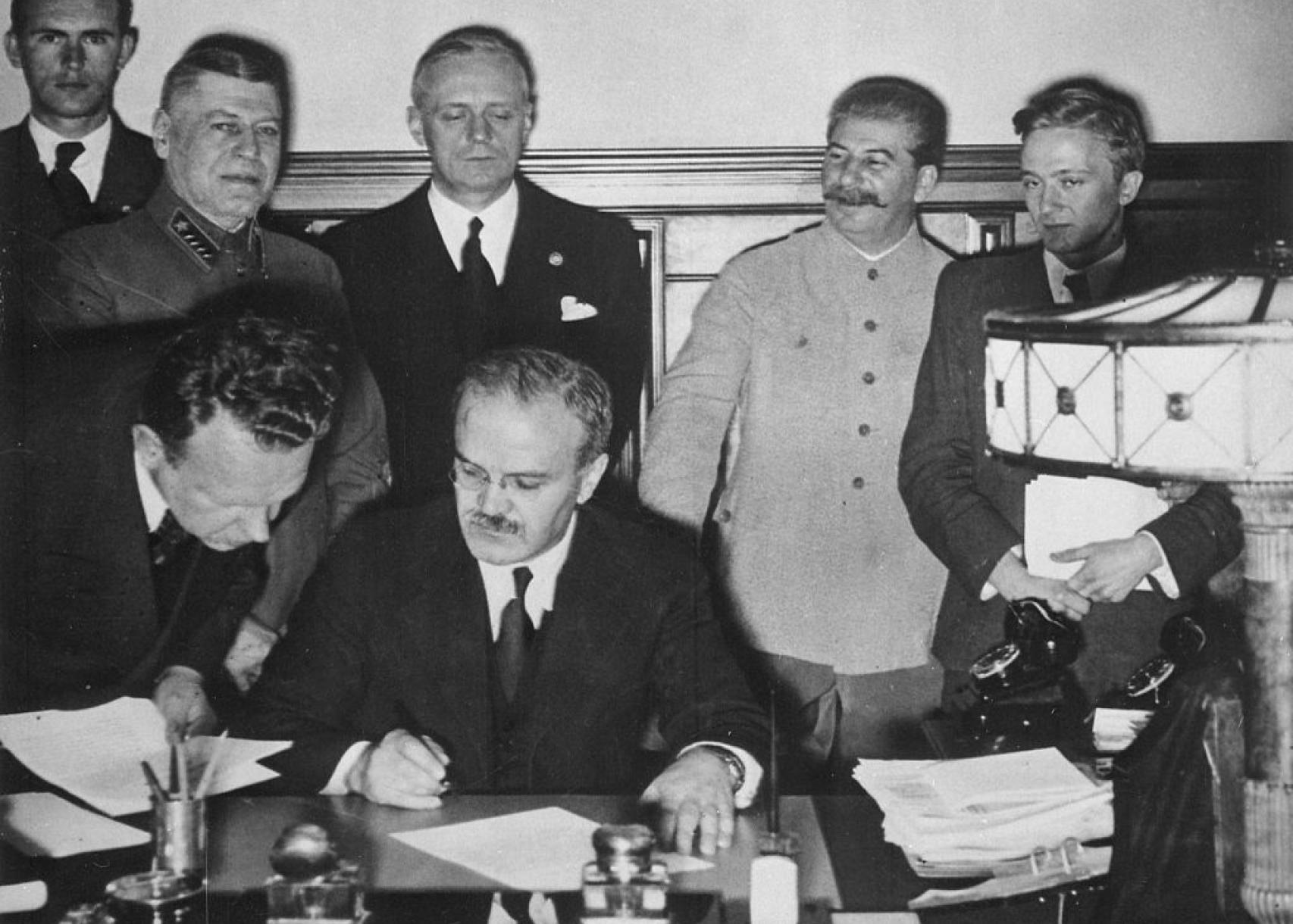 Vyacheslav Molotov firma el pacto de no agresión con Stalin detrás (1939).