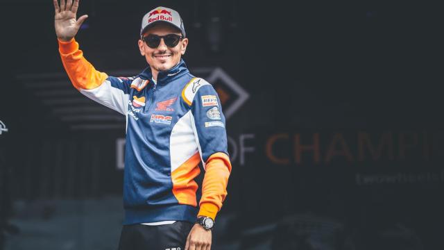 Jorge Lorenzo saluda a los fans británicos, en el circuito de Silverstone.