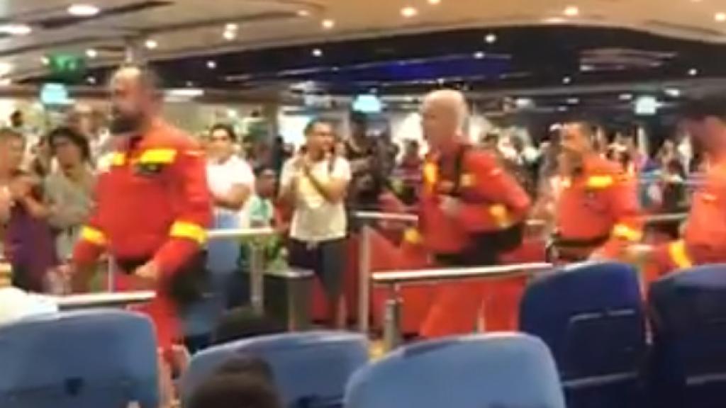 Los miembros de la UME al llegar al ferry en Tenerife.