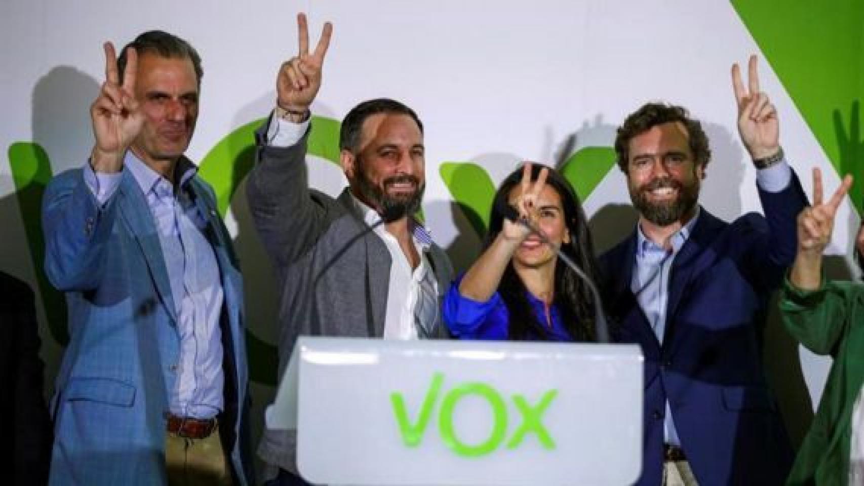 La dirección de Vox, sobre el escenario.