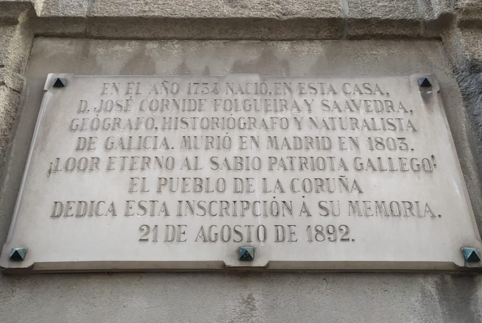 Placa conmemorativa en el lateral de la Casa de Cornide (A.N.)