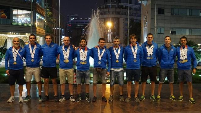 Parte de la expedición con sus medallas, ante el hotel donde se hospedaron en China