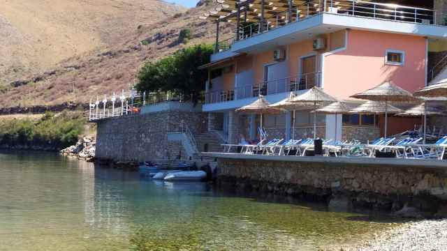 Vista general del restaurante costero Panorma, en Porto Palermo, Albania