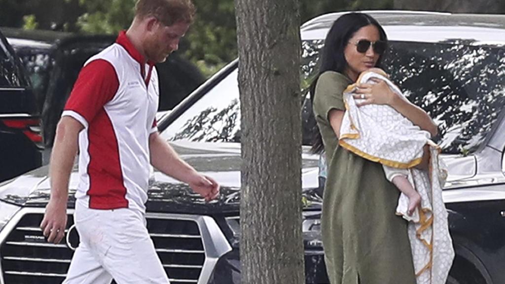 Harry de Inglaterra y Meghan Markle han sido criticados por viajar en jet privado.