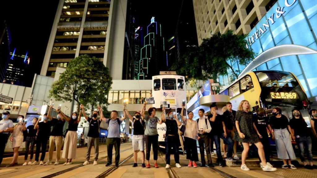 Manifestantes hongkoneses replican la Cadena Báltica en su 30 aniversario.