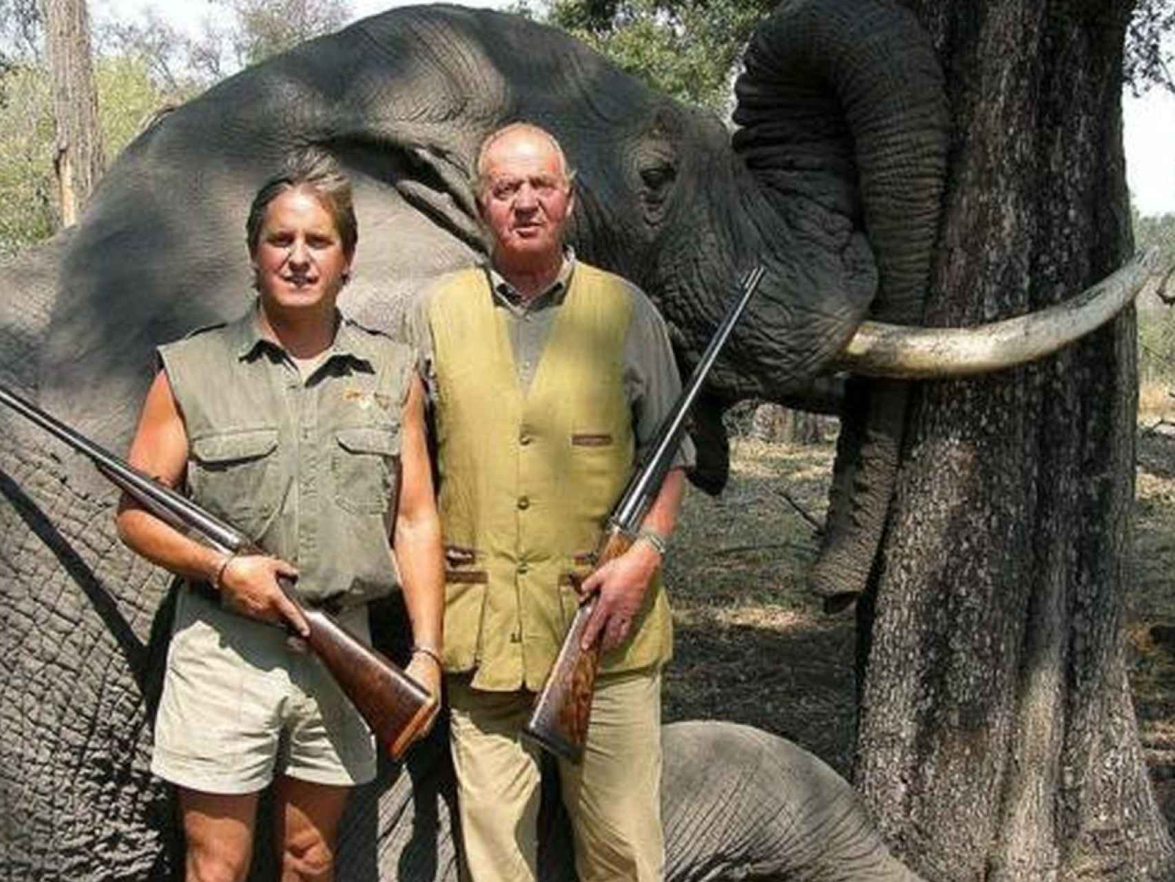 El Rey, junto al director de Rann Safaris, con el que cazó un elefante en Botsuana.