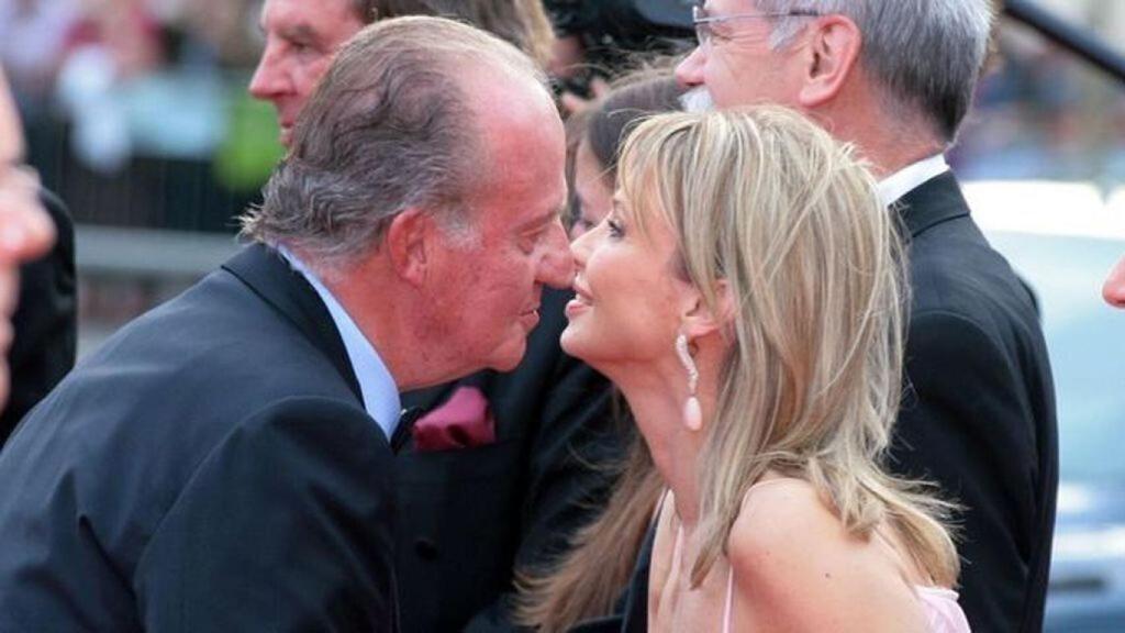 Don Juan Carlos saluda a Corinna zu Sayn-Wittgenstein, con quien mantendría una relación sentimental.