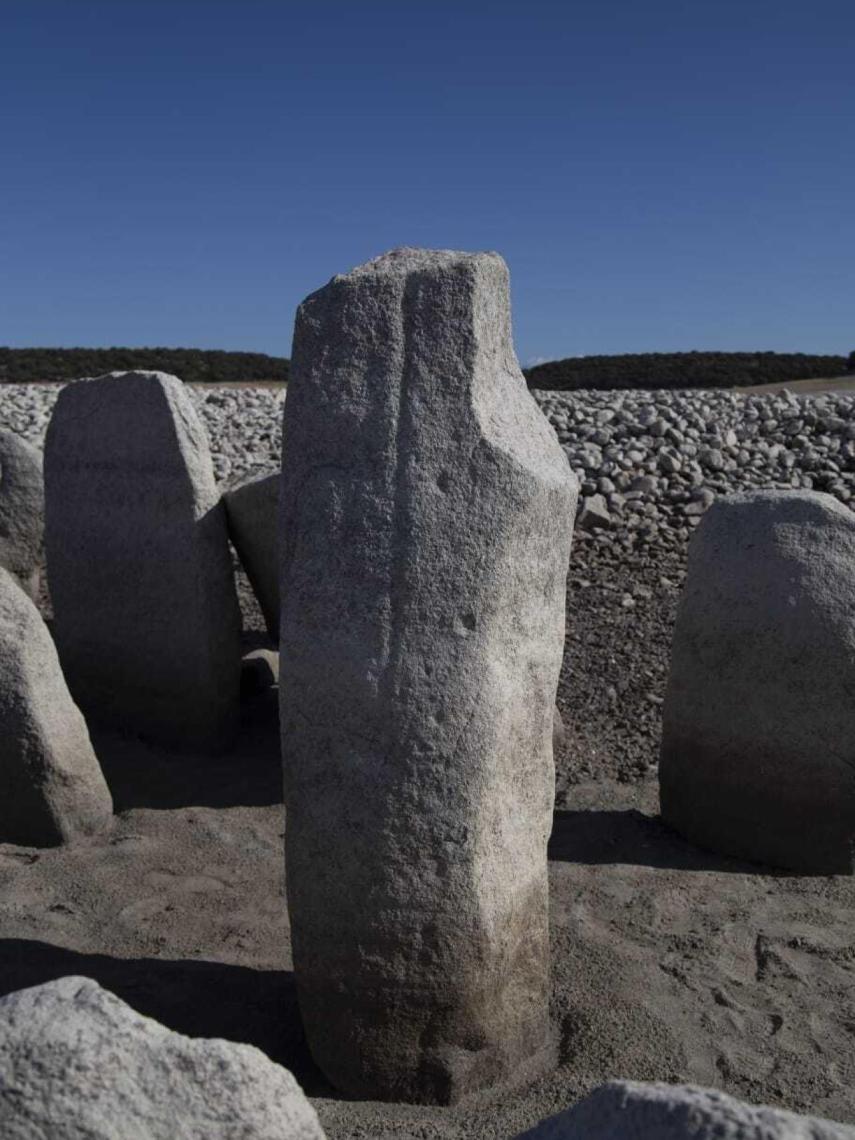 El menhir del supuesto mapa está muy erosionado y los grabados se perciben malamente.