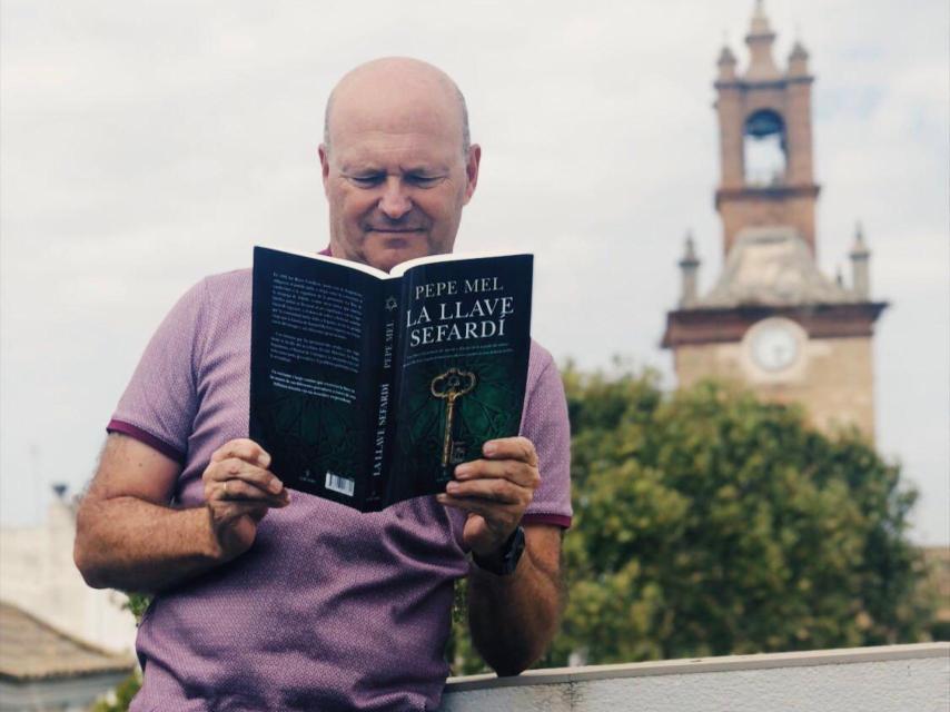 Mel posa con su última novela.