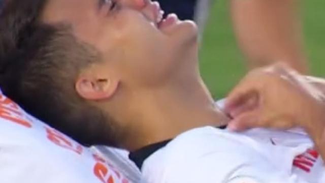 Sergio Reguilón, retirado en camilla tras un brutal choque de cabezas con Víctor Ruiz en el Granada - Sevilla. Foto: Twitter (@elchiringuitotv)