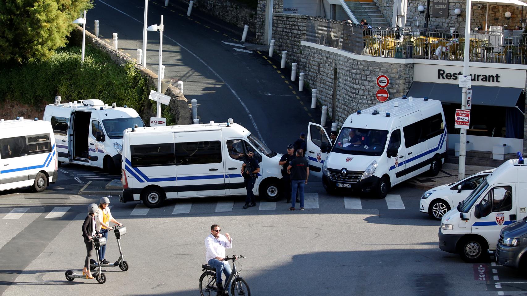 La policía francesa bloquea una calle alrededor del perímetro de seguridad antes de la cumbre del G-7 en Biarritz.