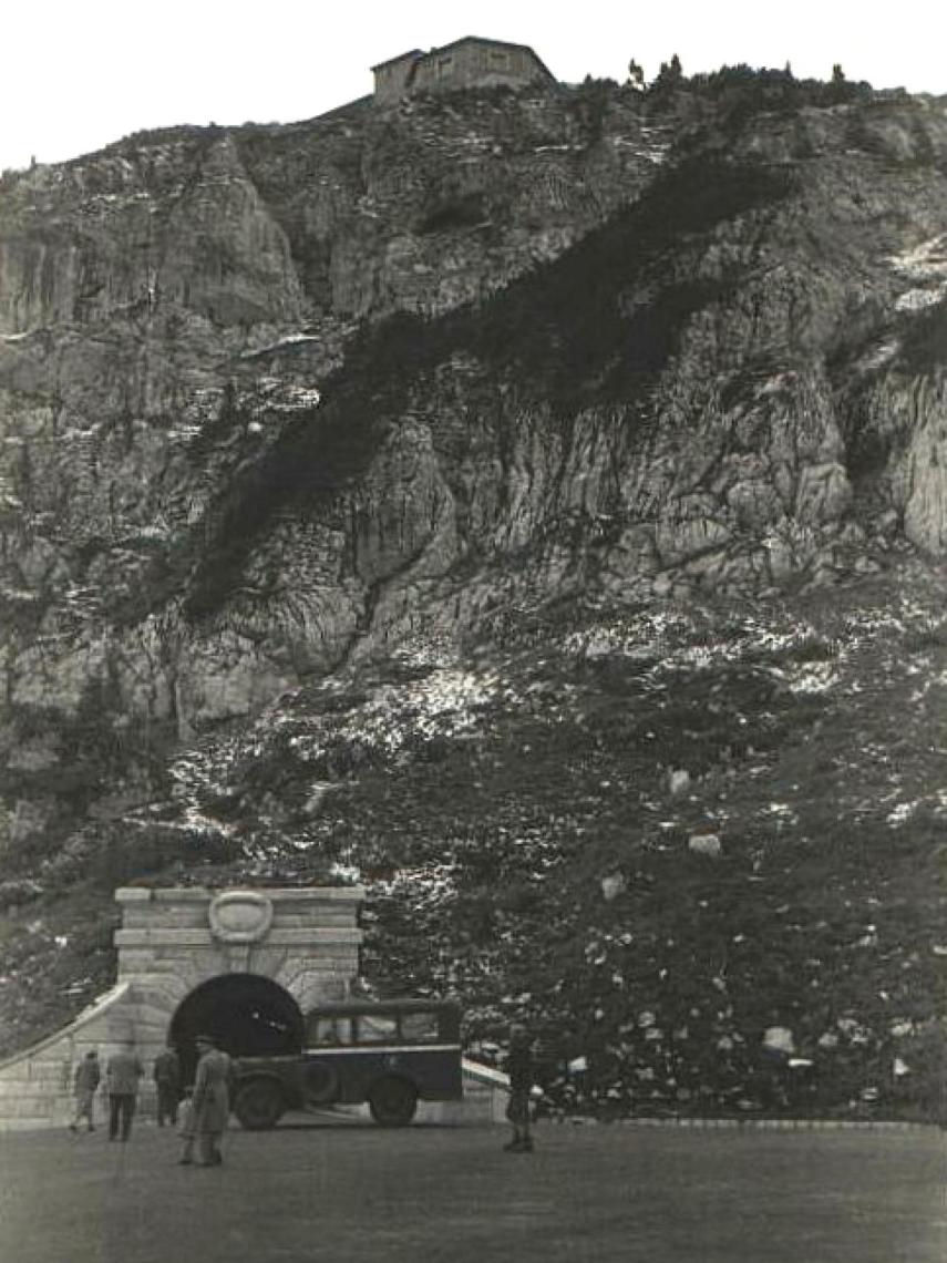 Túnel de acceso al ascensor que permitía llegar a la cima.